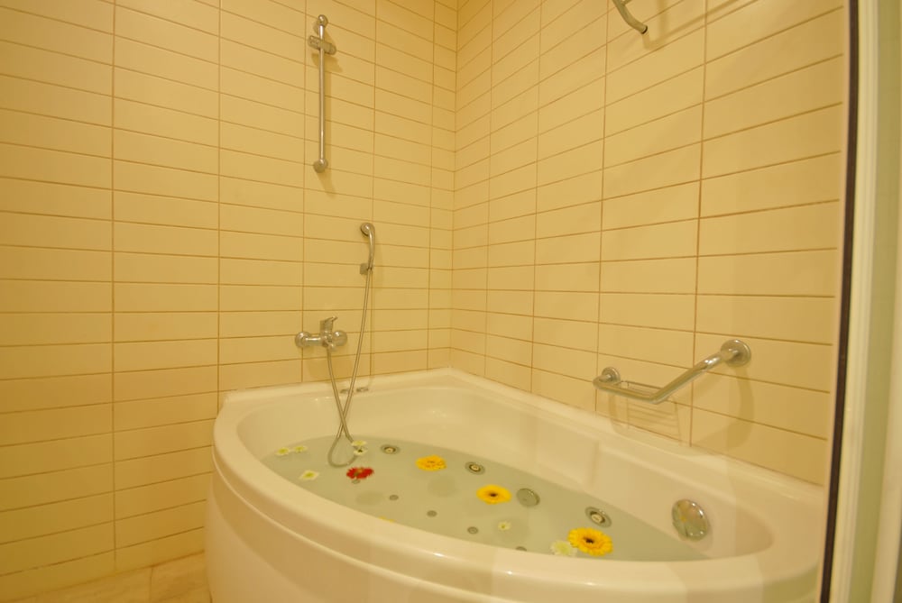 Tourist Hotel 62/63