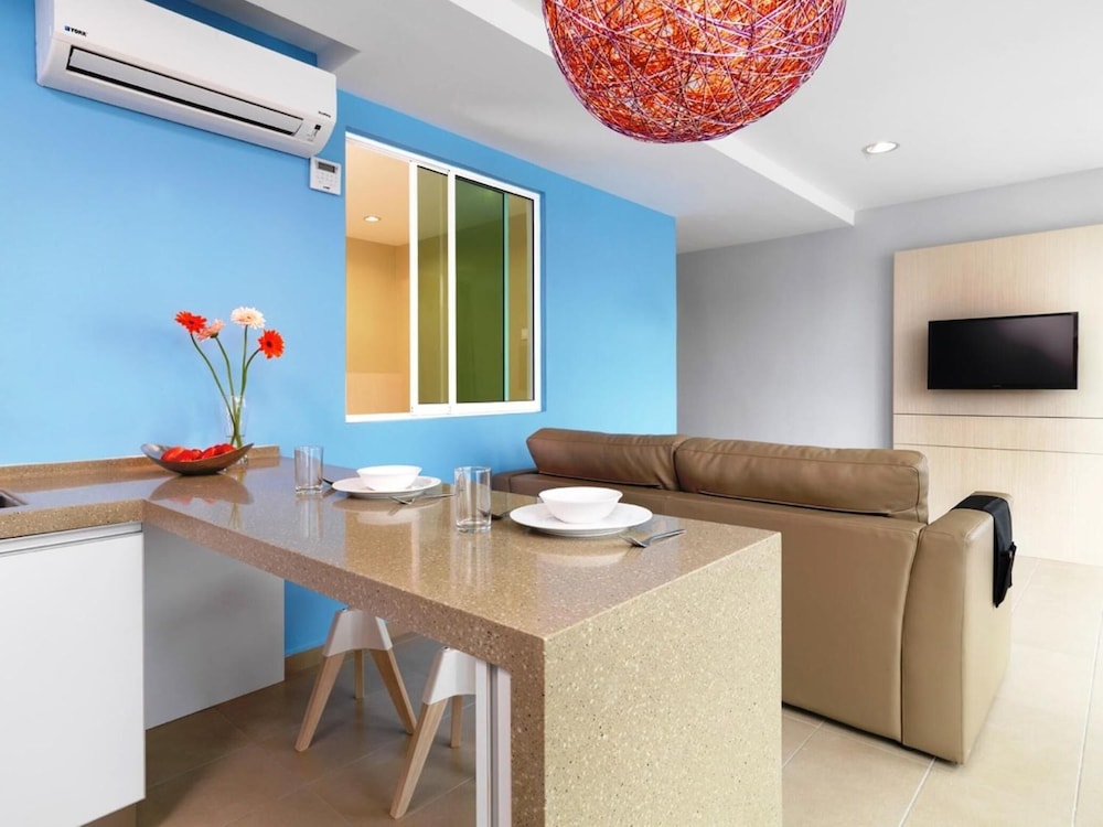Fenix Inn 50/54