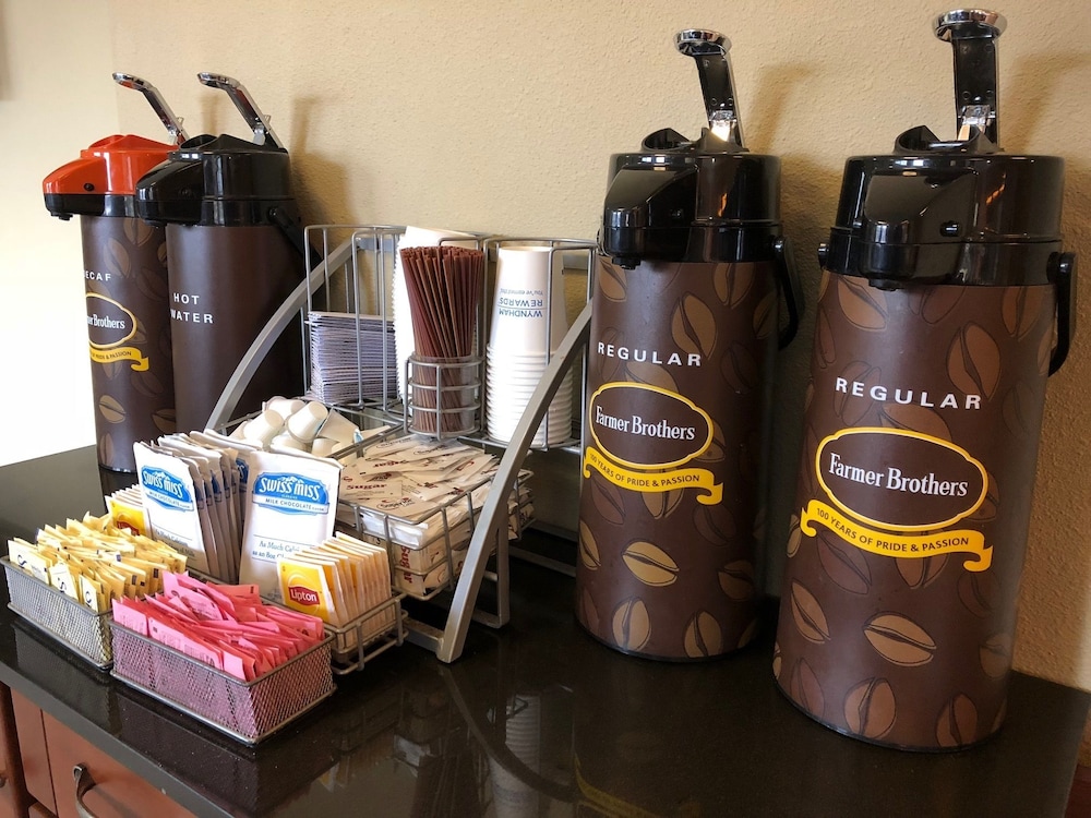 Super 8 by Wyndham LaGrande 25/36