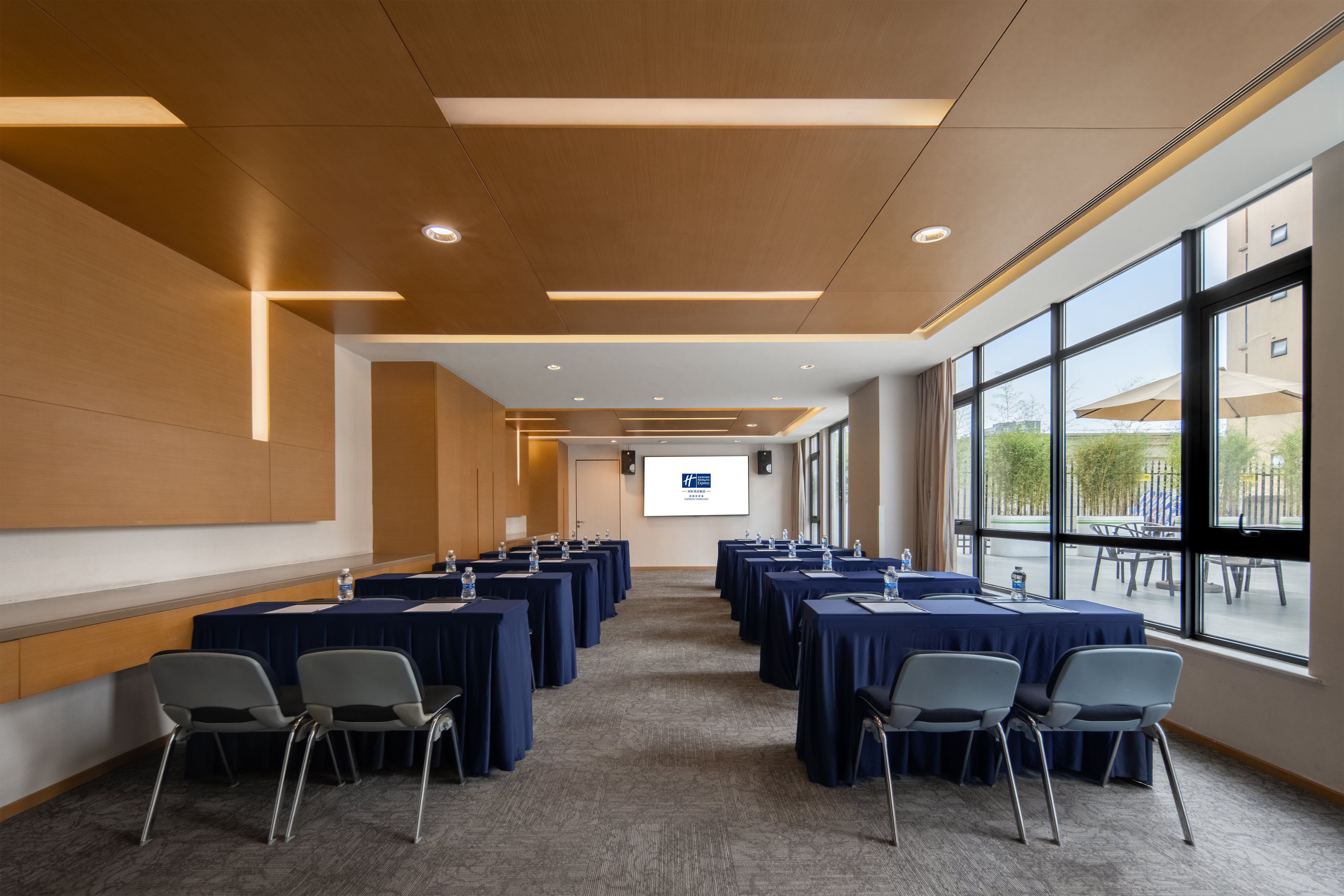 Holiday Inn Express Chengdu Huanhuaxi 63/67