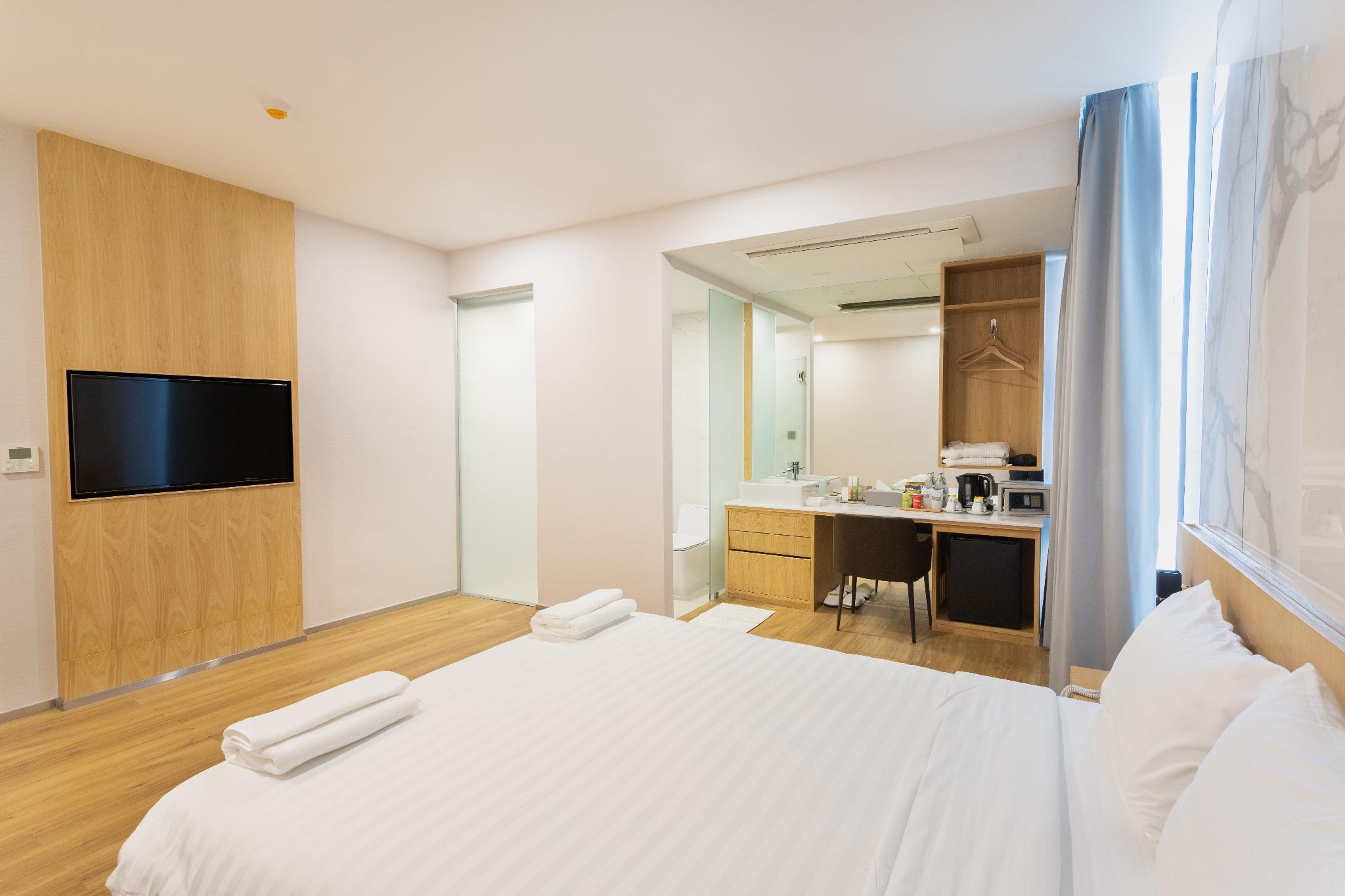 ROOM, DOUBLE BED, LARGE