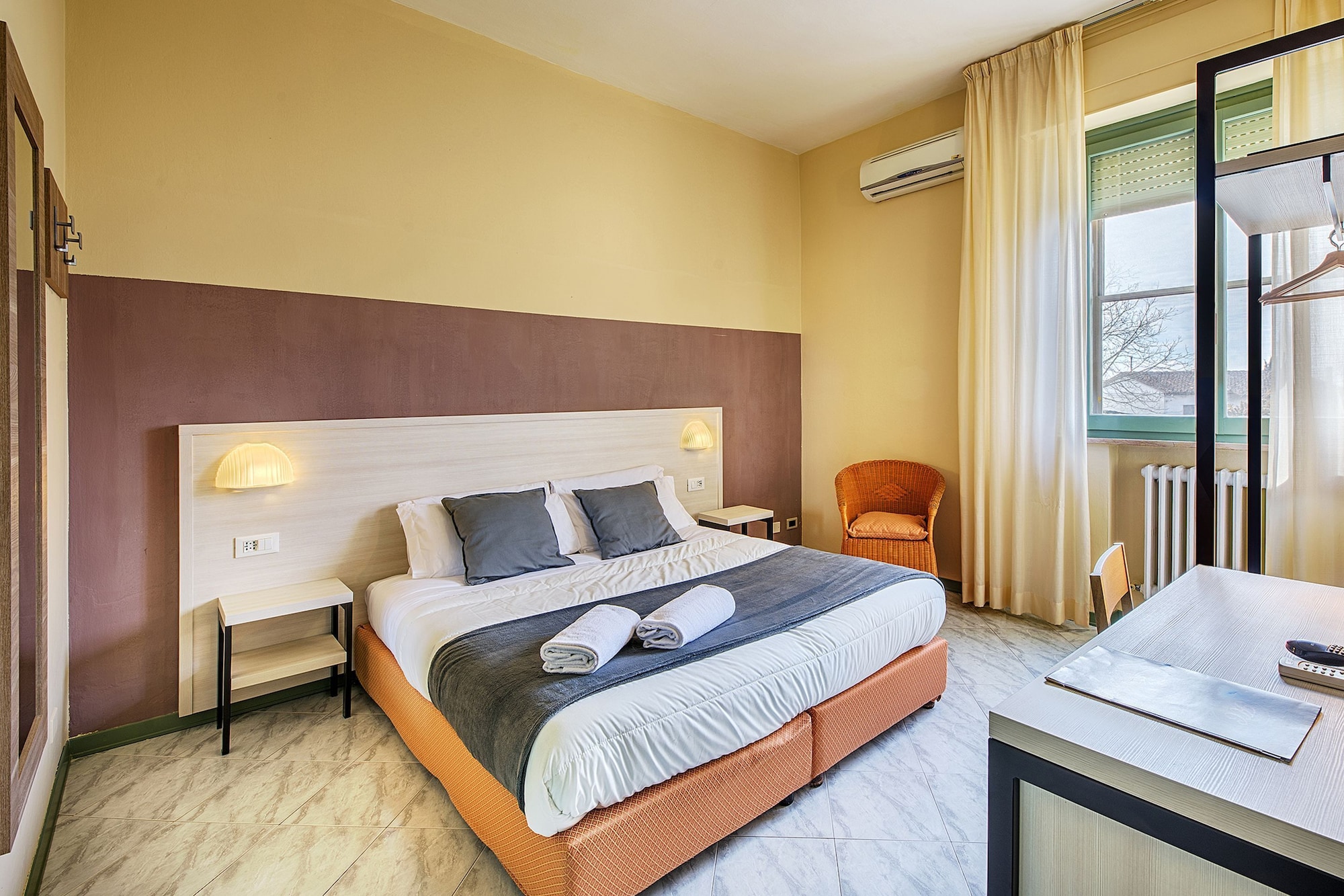 SUPERIOR, DOUBLE OR TWIN BED
