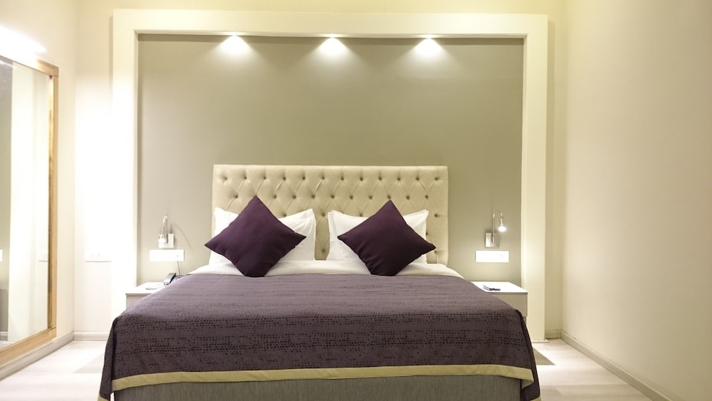 Mango Hotels Naveen 10/21