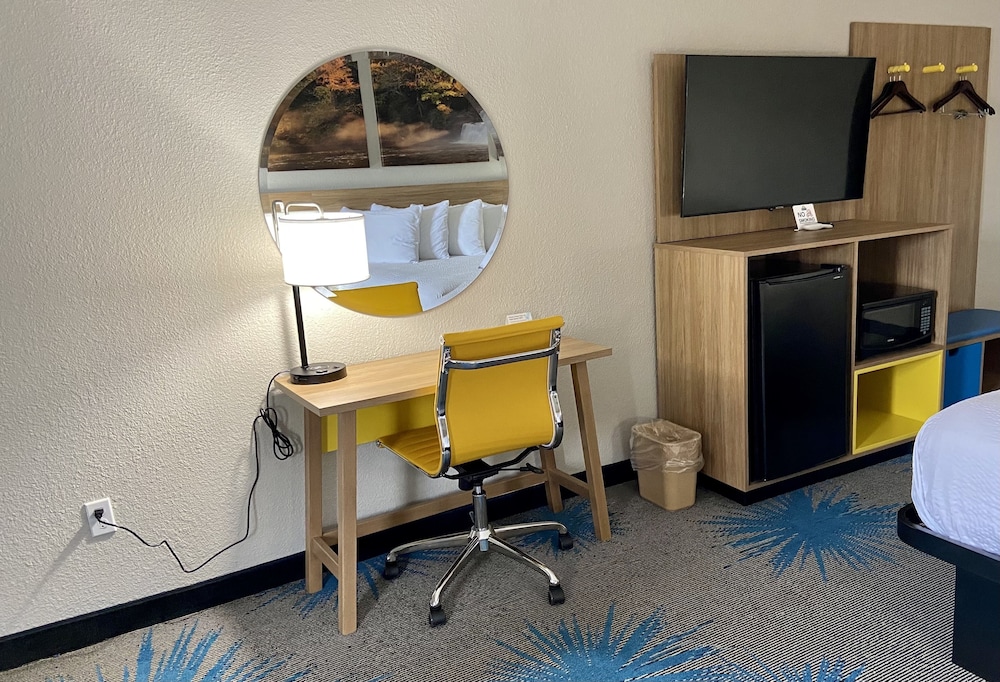 Days Inn by Wyndham Newnan 35/43