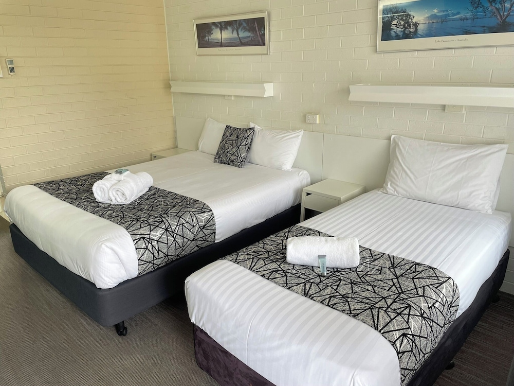 ROOM, TWIN BEDS