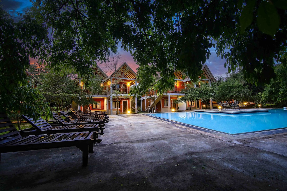 Elephas Resort & Spa 35/40