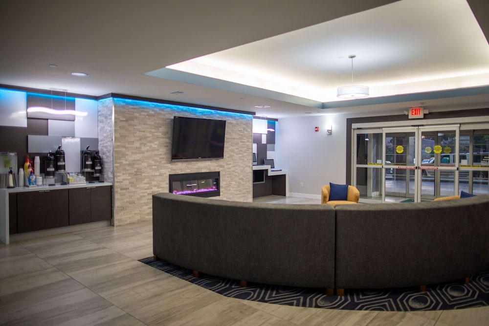 La Quinta Inn & Suites by Wyndham Houston East at Normandy 5/63