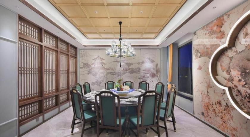 Vienna Hotel (Guilin Qixing Wanda Plaza) 42/48