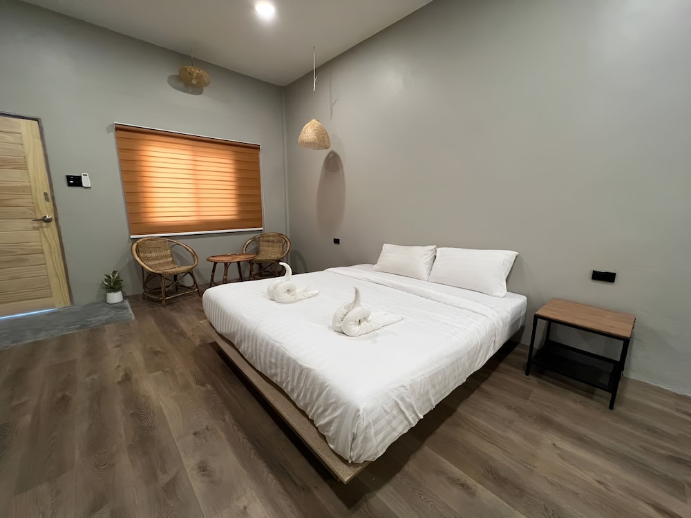SUITE, BATHTUB