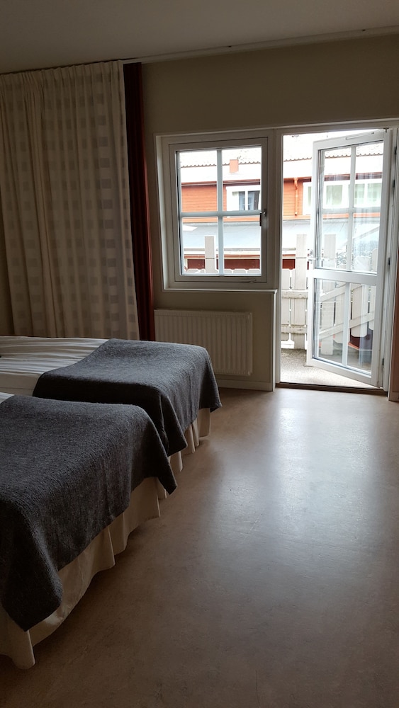 Hotell Gyllene Hornet 14/50