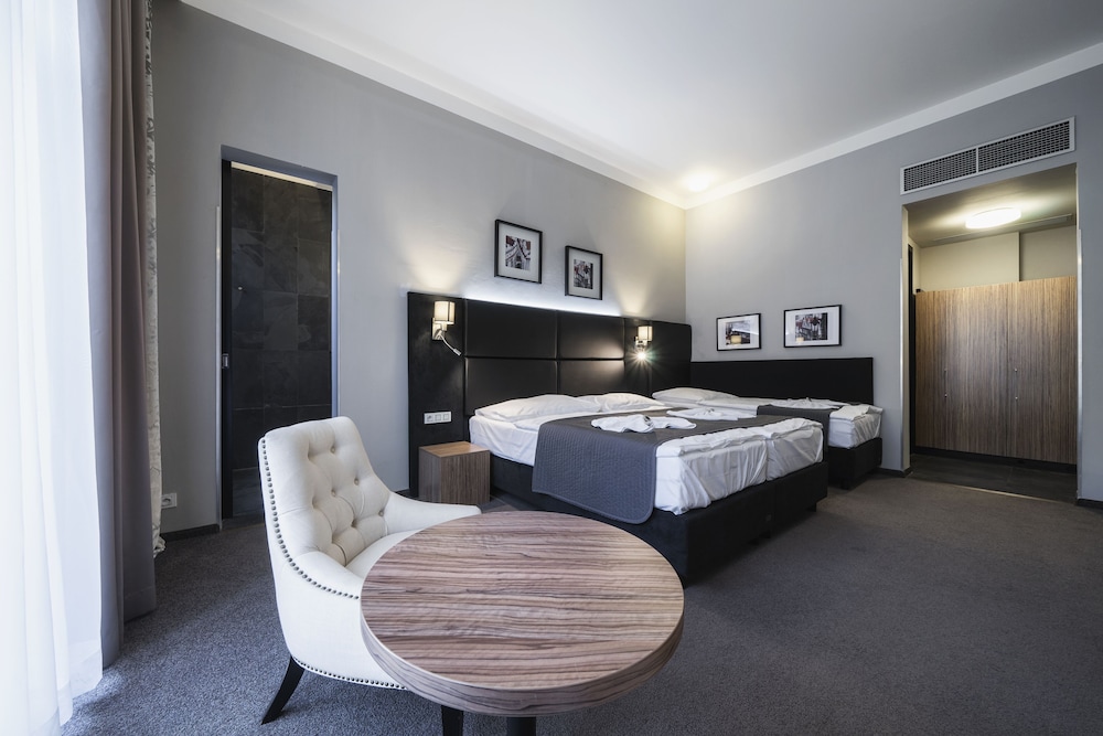 Hotel Noir 17/50