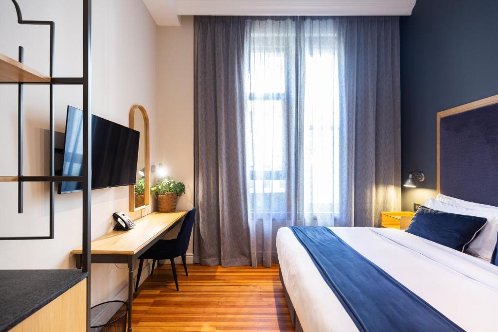 DELUXE, DOUBLE OR TWIN BED