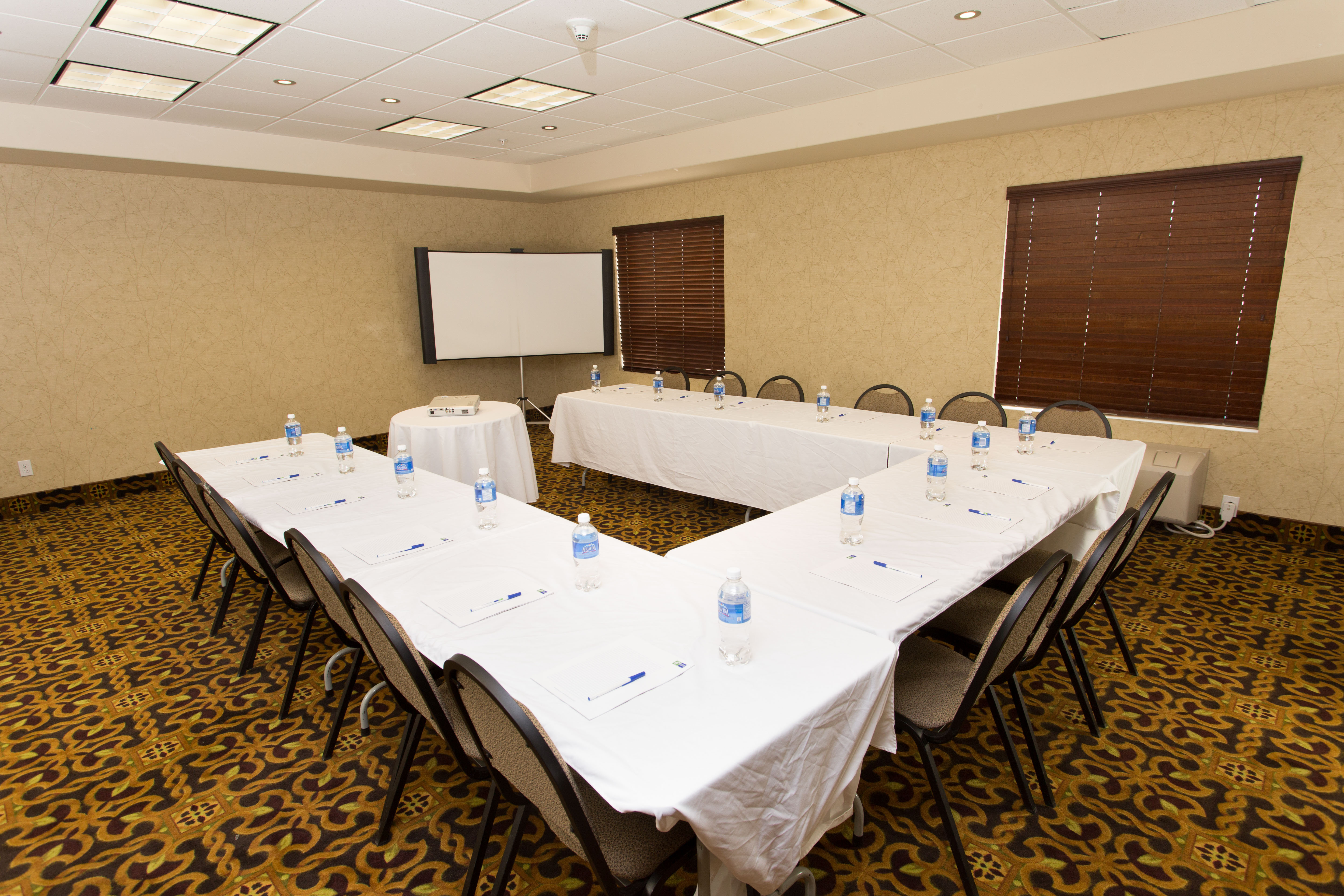 Holiday Inn Express Suites Slave Lake 64/69