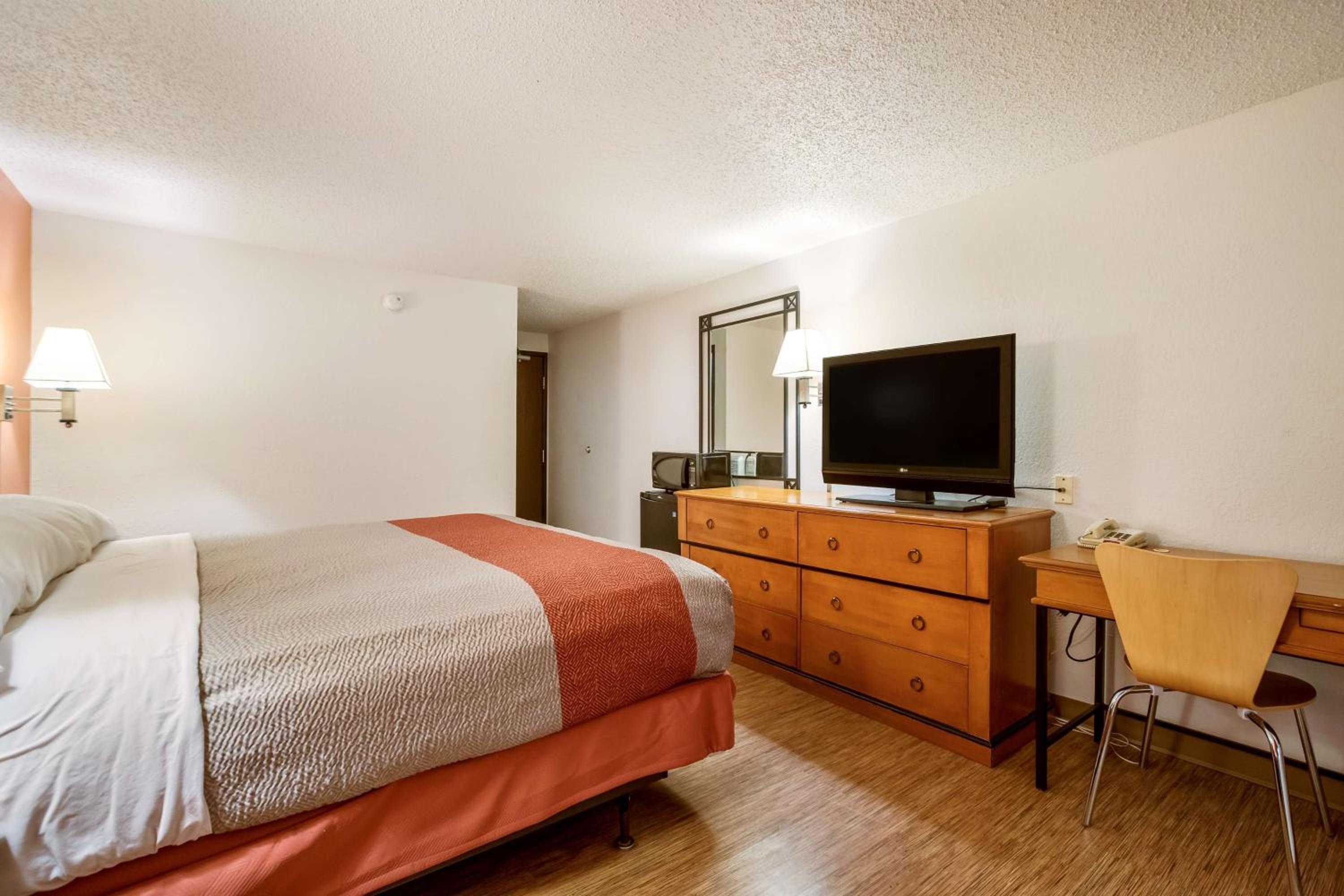 غرفة بسرير كينج، Motel6 Albert Lea, MN 5/10