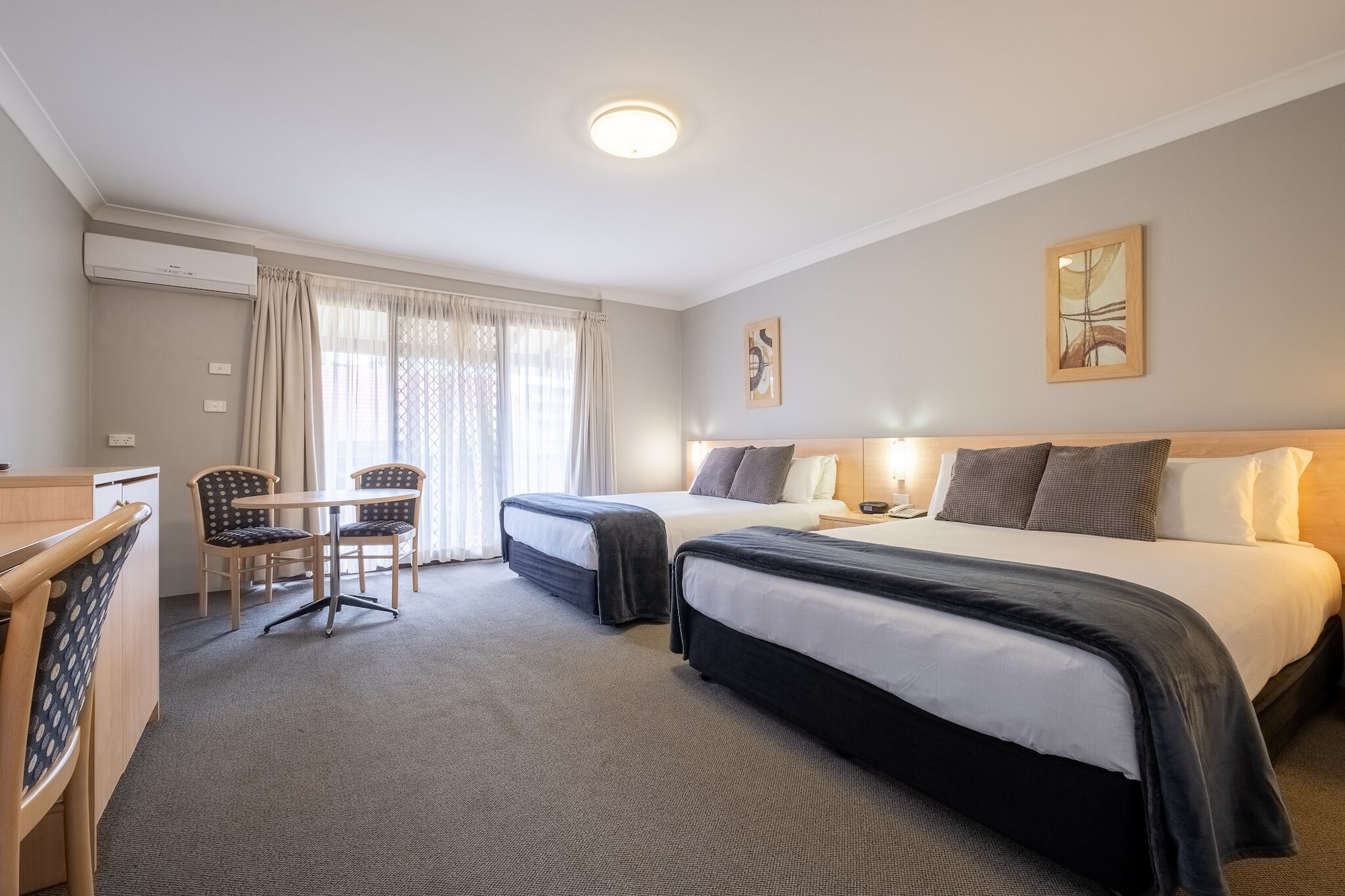 EXECUTIVE, TWIN BEDS