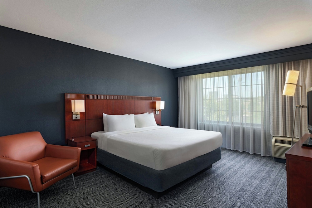 Courtyard Marriott Aksarben Village 9/50