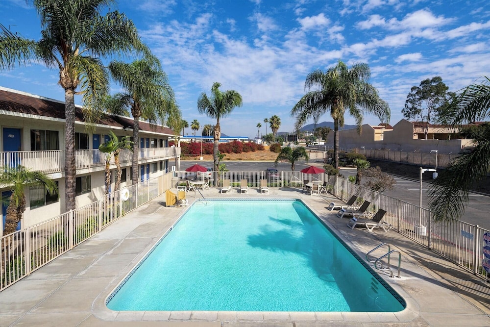 Motel6 Jurupa Valley, CA - Riverside West 40/44