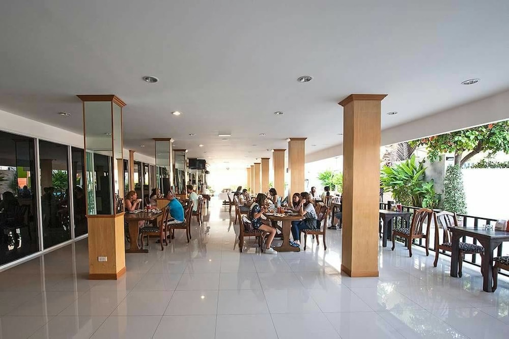 Th Beach Hotel 47/64