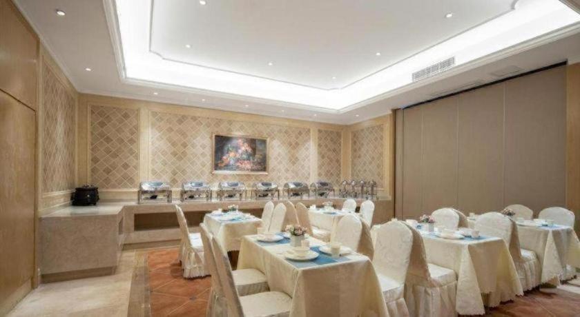 Vienna Hotel (Chongqing Lijiatuo Pedestrian Street) 54/62