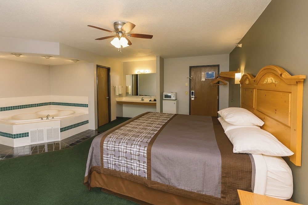 جناح استوديو بسرير كينج بحوض جاكوزي، Rodeway Inn Milaca 3/5