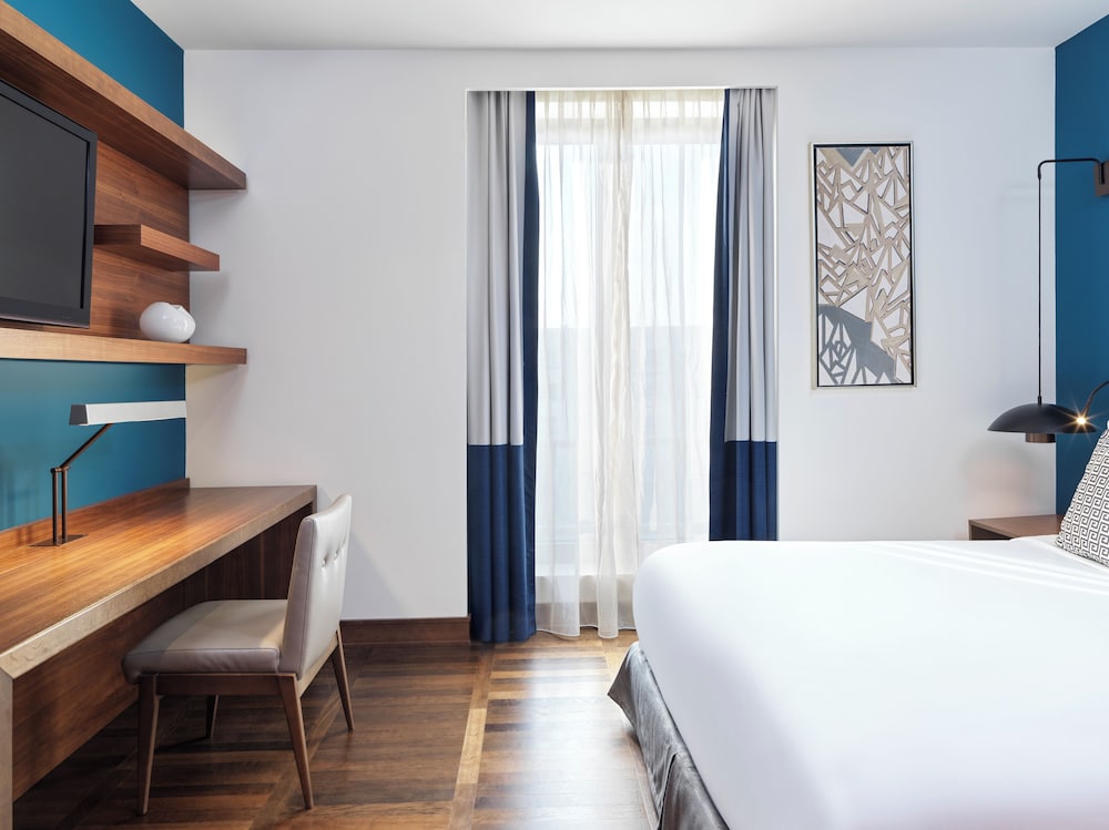 DELUXE, KING BED