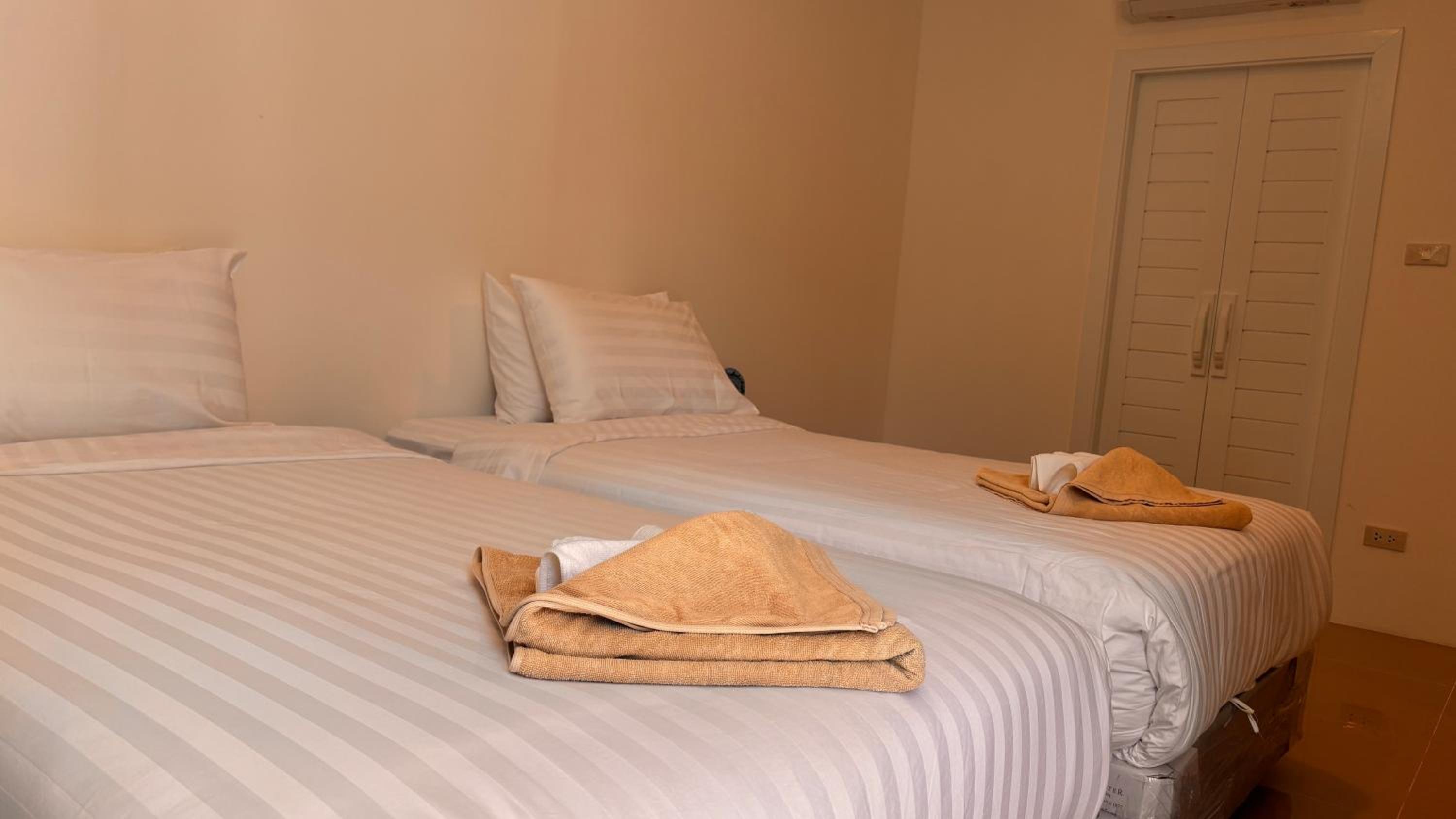 DELUXE, TWIN BEDS