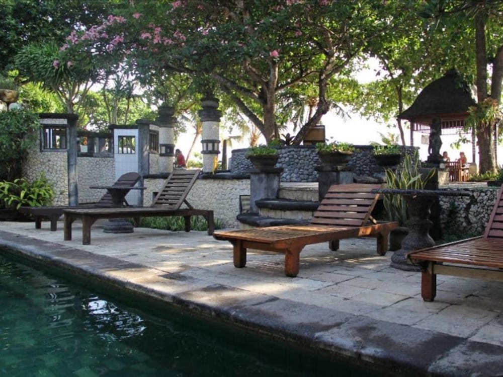 BESAKIH BEACH HOTEL 61/67