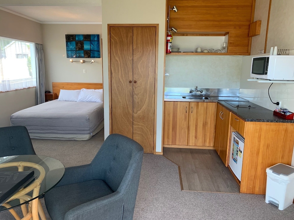 Ala Moana Motel 27/68