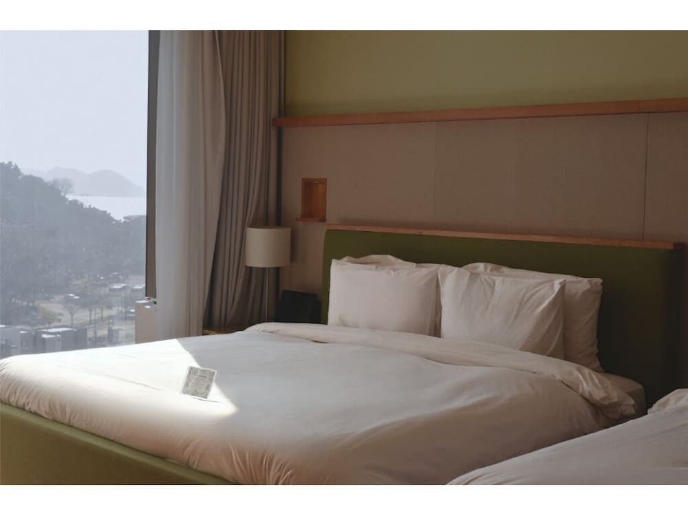 Room, 1 King and 1 Single Beds, Lateral Side Sea View