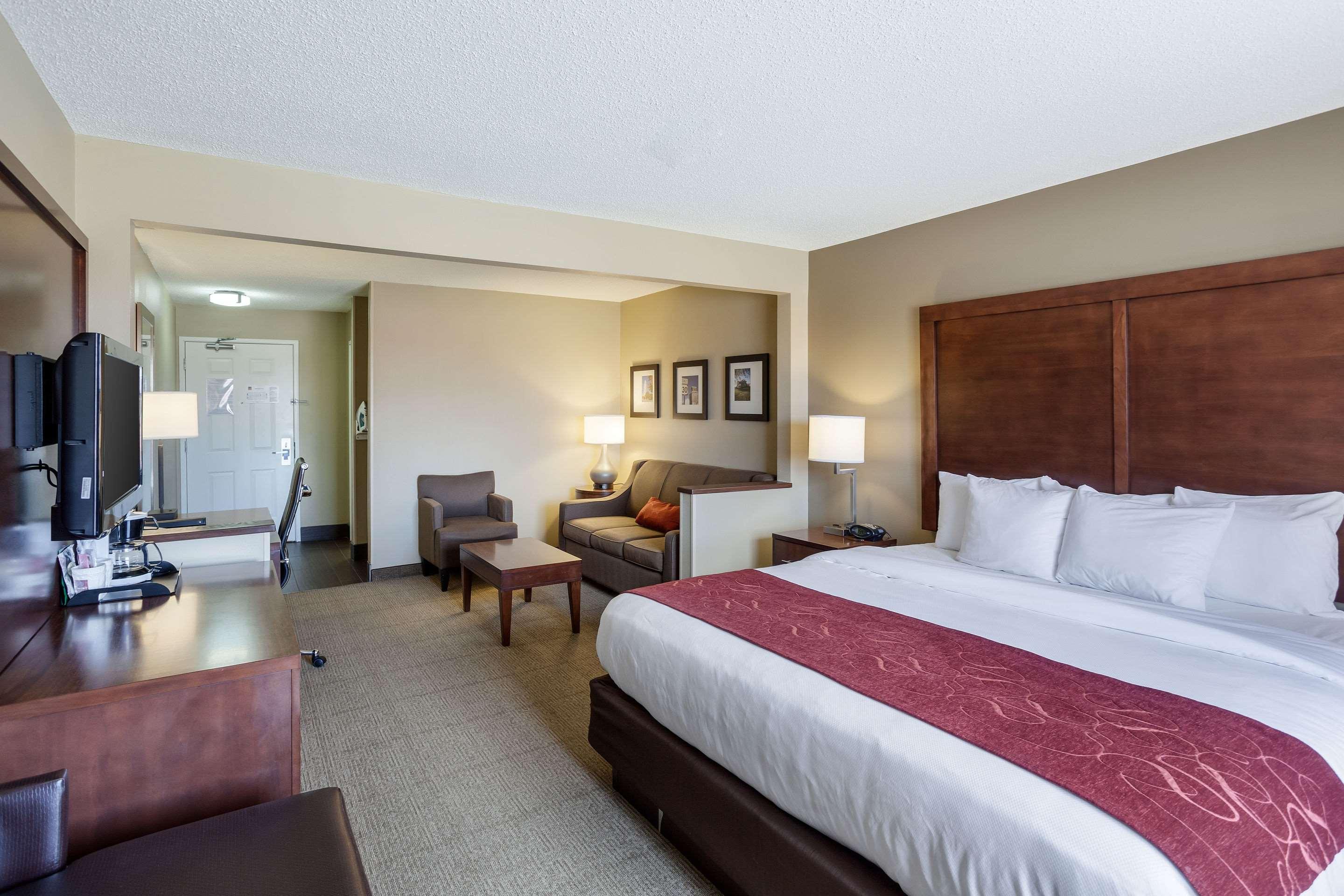 SUITE, KING BED, ACCESSIBLE