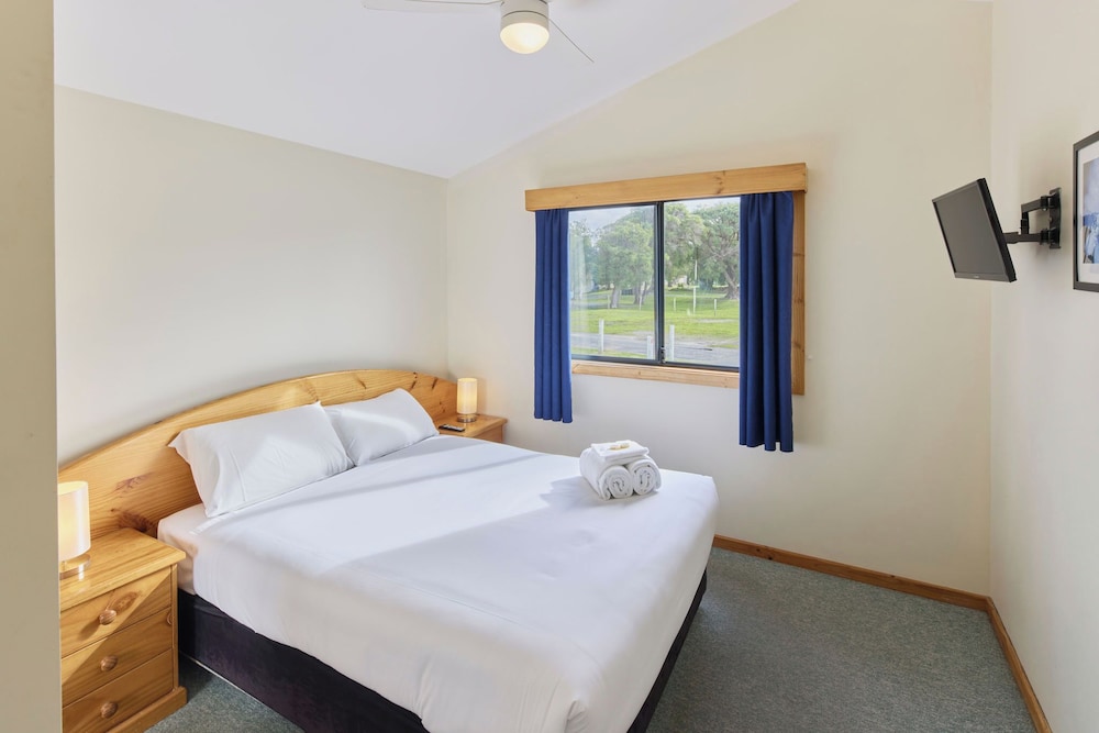 Acclaim Rose Gardens Beachside Holiday Park 8/50