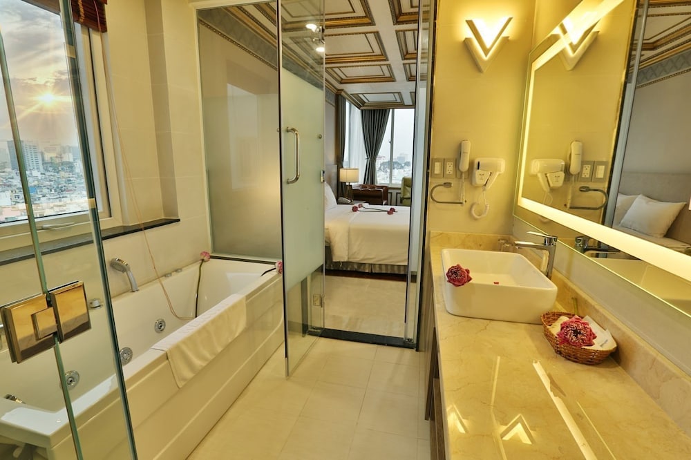 Lotus Saigon Hotel 42/62