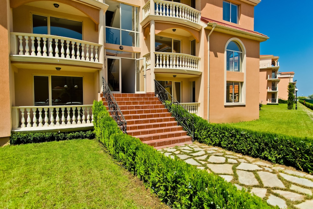 Hacienda Beach Resort 66/70