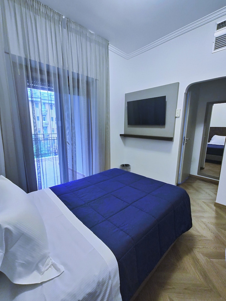ROOM, SINGLE