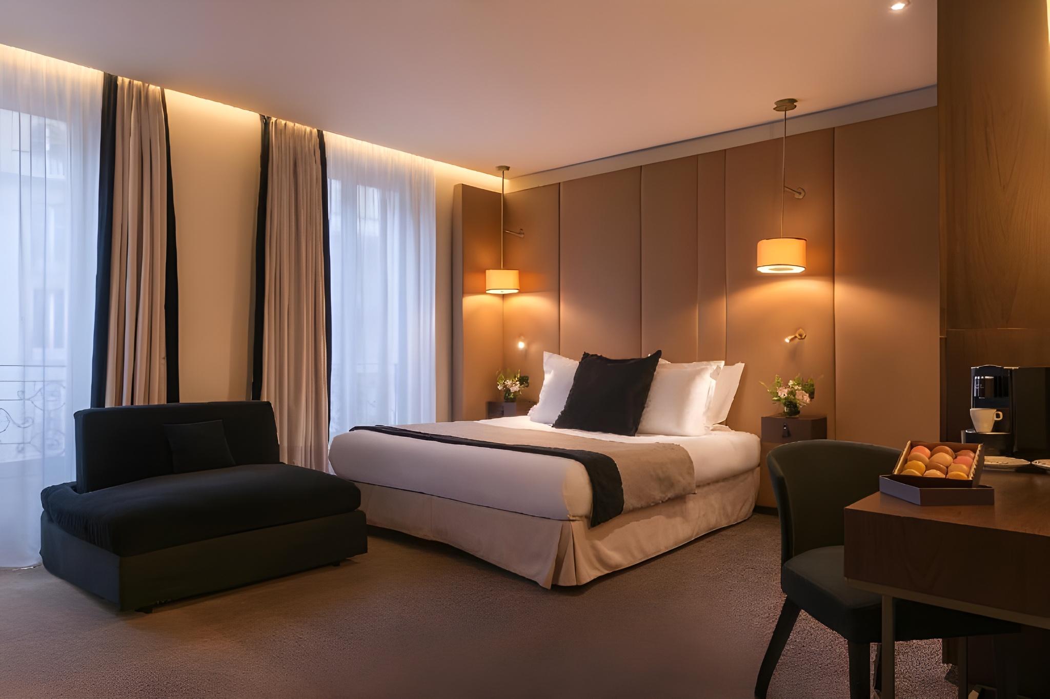 Deluxe, Triple, City or Courtyard View