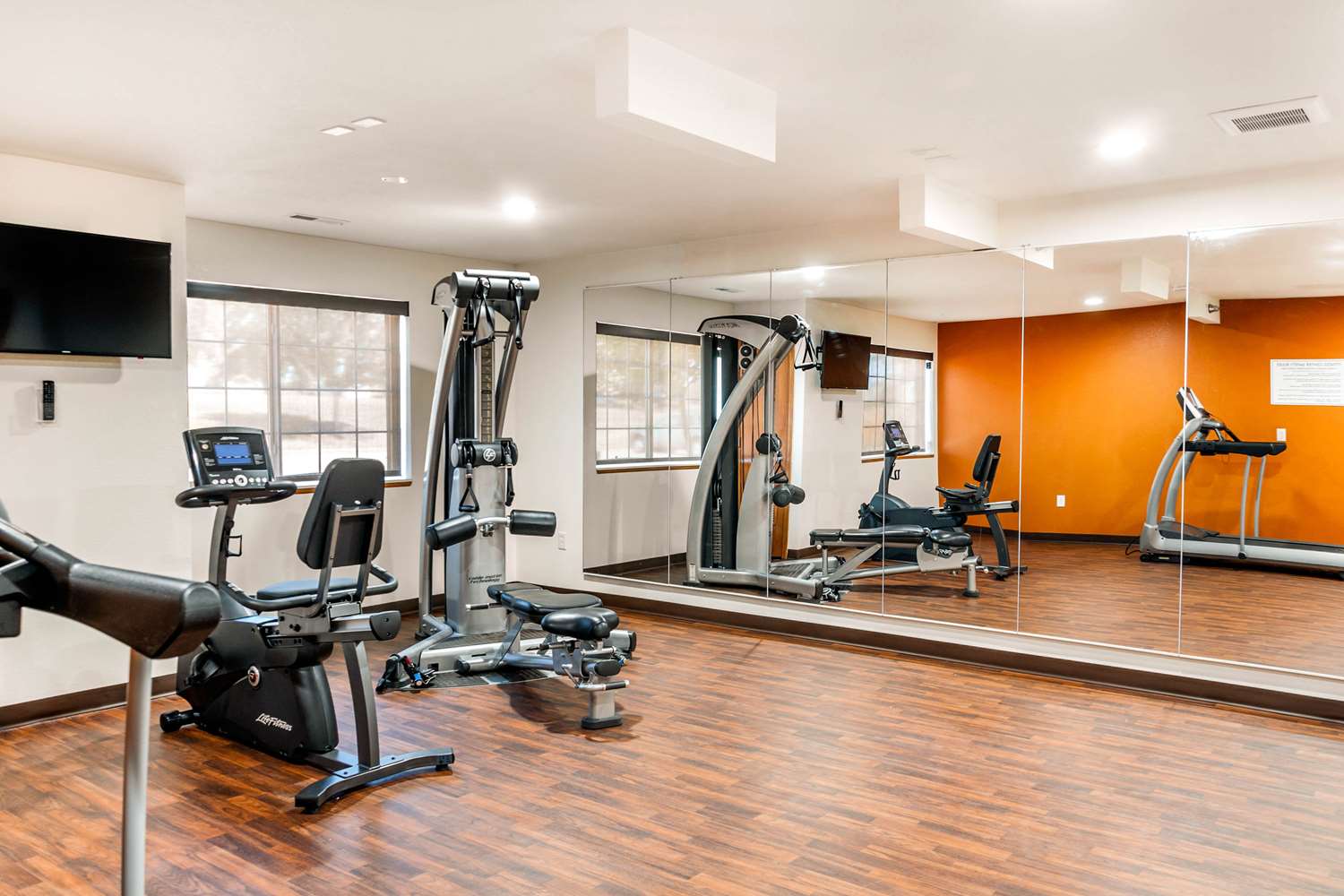 MainStay Suites Dubuque at Hwy 20 27/36