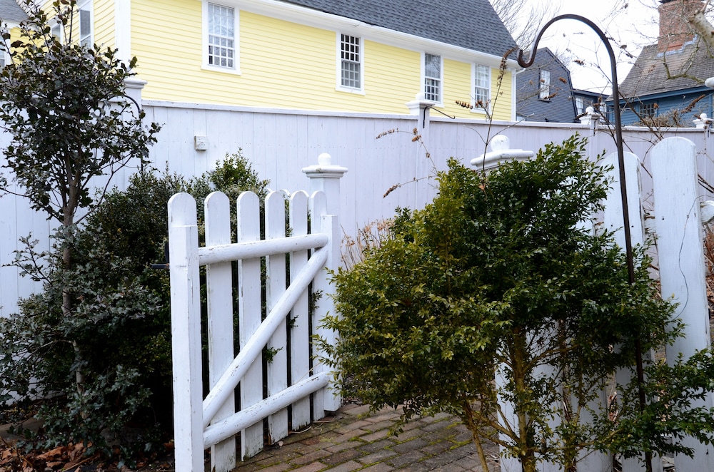 Melville House Newport 3/23