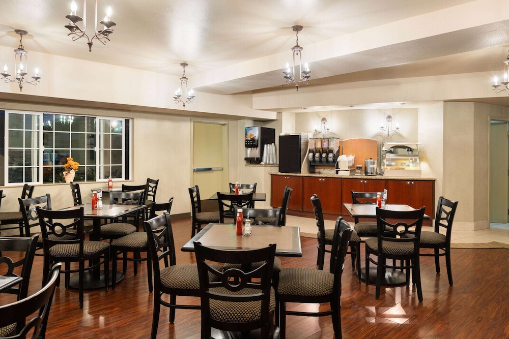 Hotel Marguerite Anaheim/Garden Grove, Trademark Collection 37/50