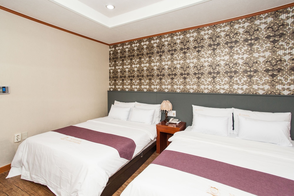 Noblesse Hotel 9/50