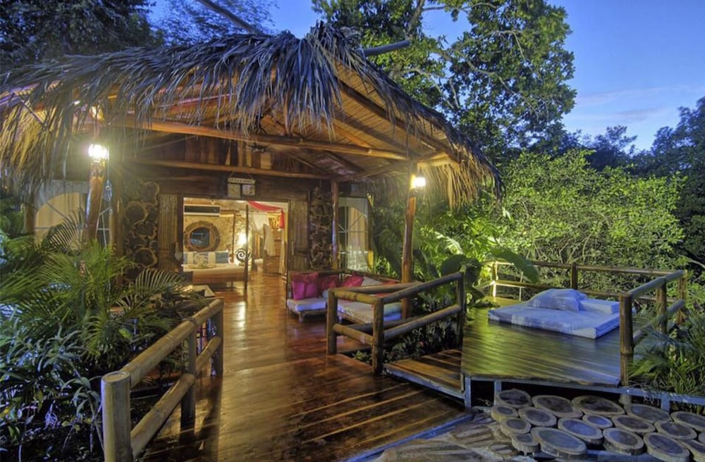Ocho Artisan Bungalows 4/80