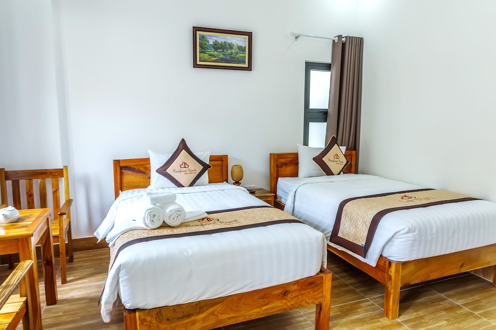 DELUXE, TWIN BEDS, GARDEN VIEW