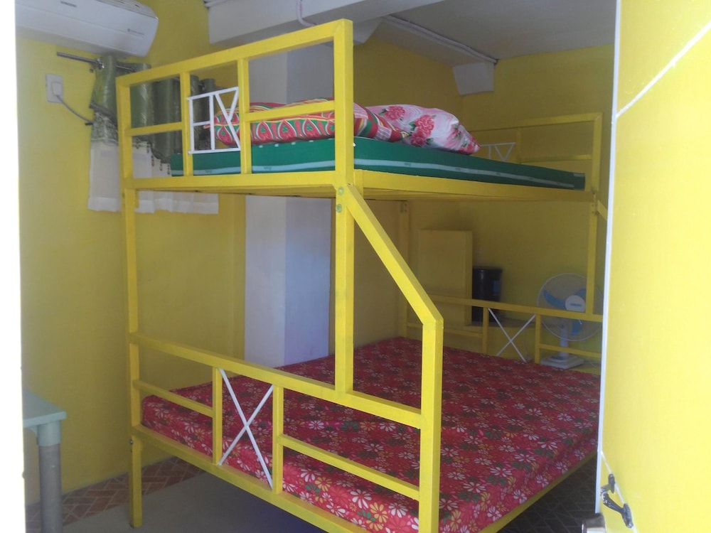 Yellow House Vacation Rental 3/23
