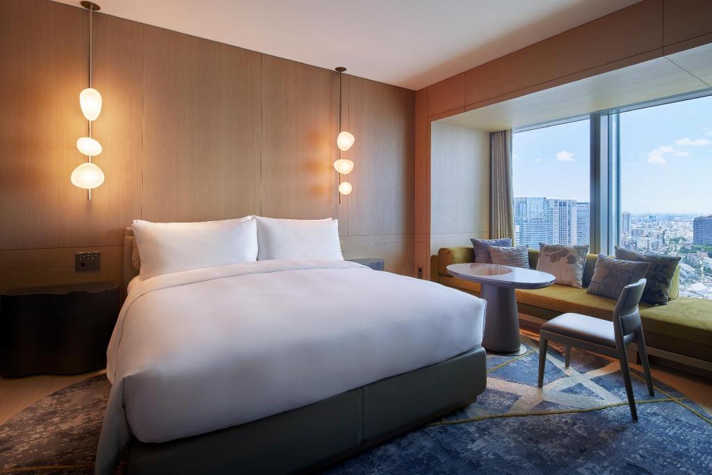 Guest Room, King Bed, Skyline View, High Floor