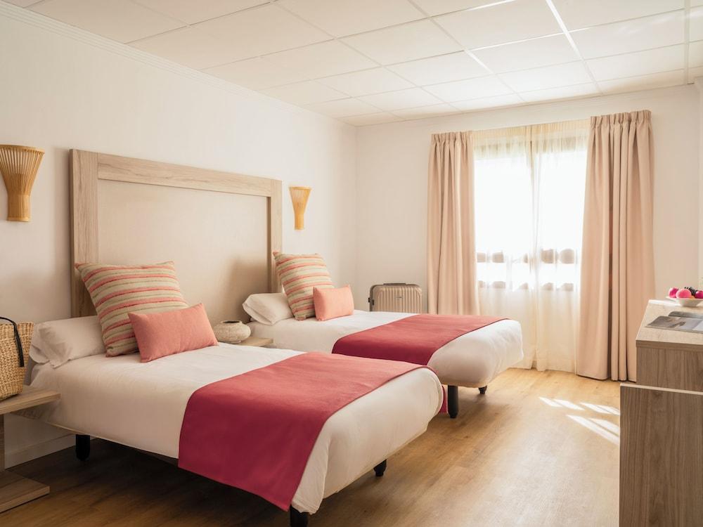 ROOM, SINGLE