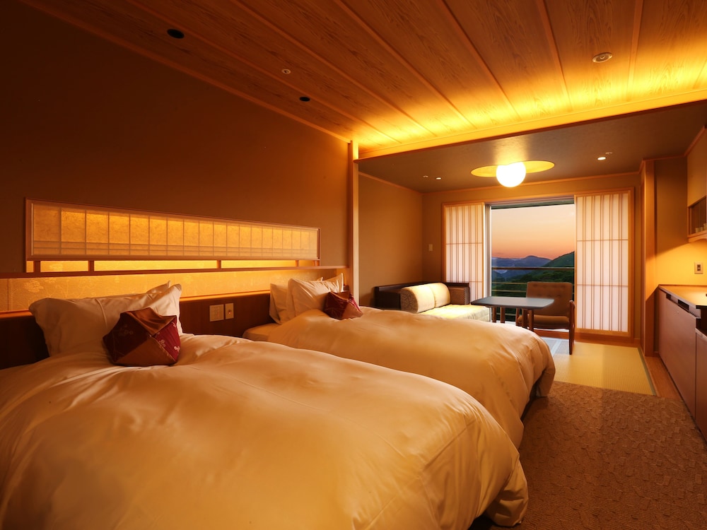 Japanese, Modern, Twin Beds, Central Building