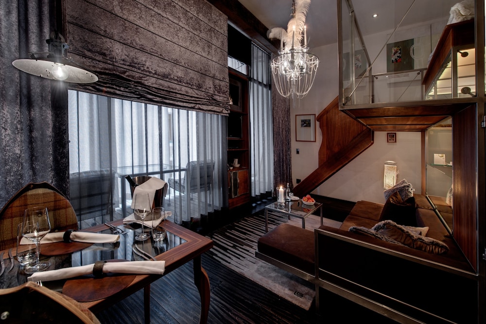 Backstage Hotel 33/48