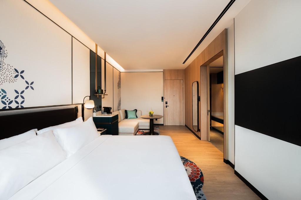 Guest Room, Premier, King Bed, City View