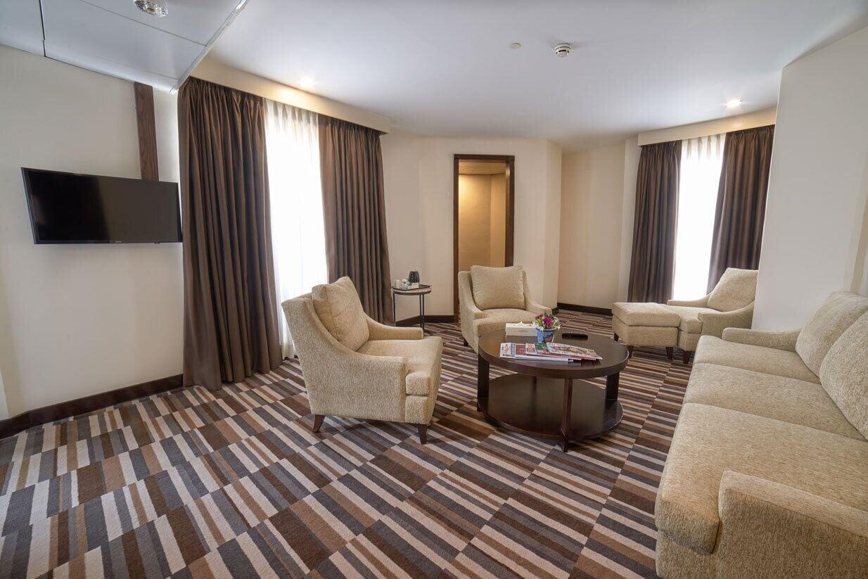 Avari Xpress Gulberg Lahore 33/36
