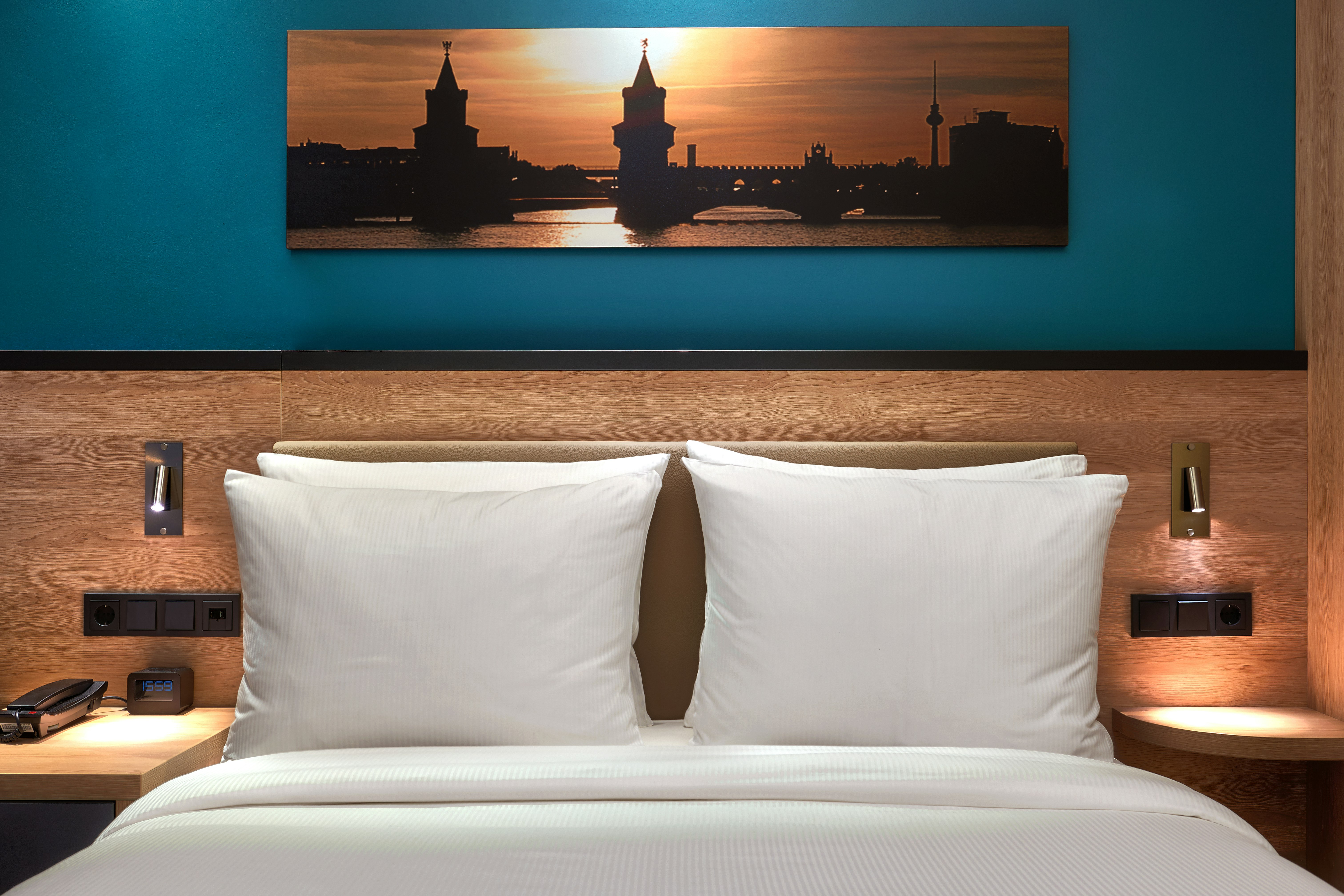 ROOM, QUEEN BED, CITY VIEW
