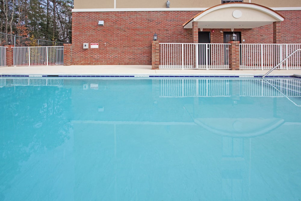 Holiday Inn Express & Suites Hope Mills Fayetteville Airport 27/37